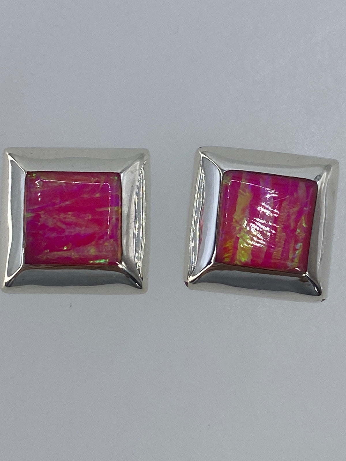 Reverso de los aretes de plata con Quinto 925 y 950 grabado