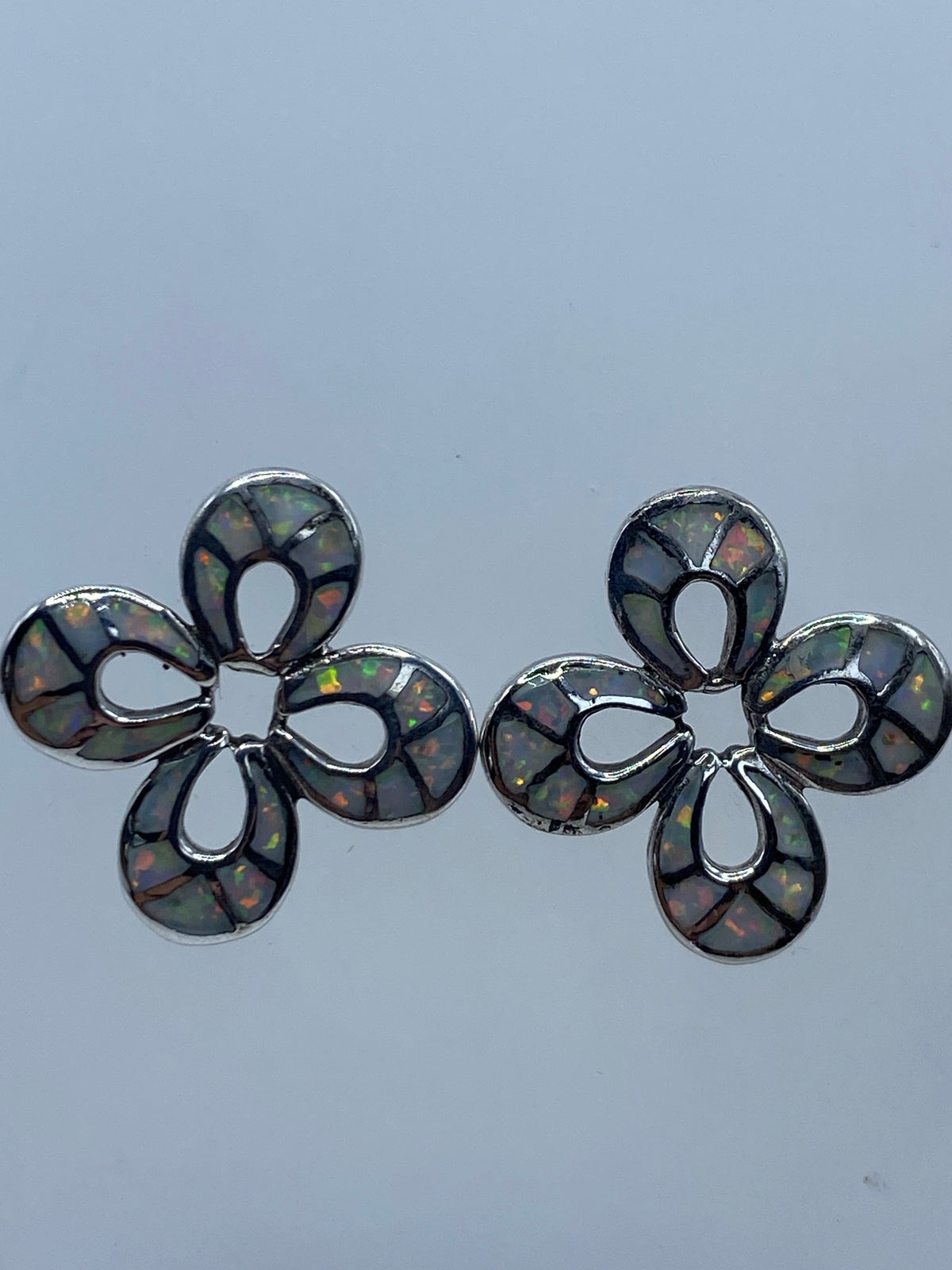 Aretes de plata con ópalo de fuego multicolor, diseño floral de Taxco en par