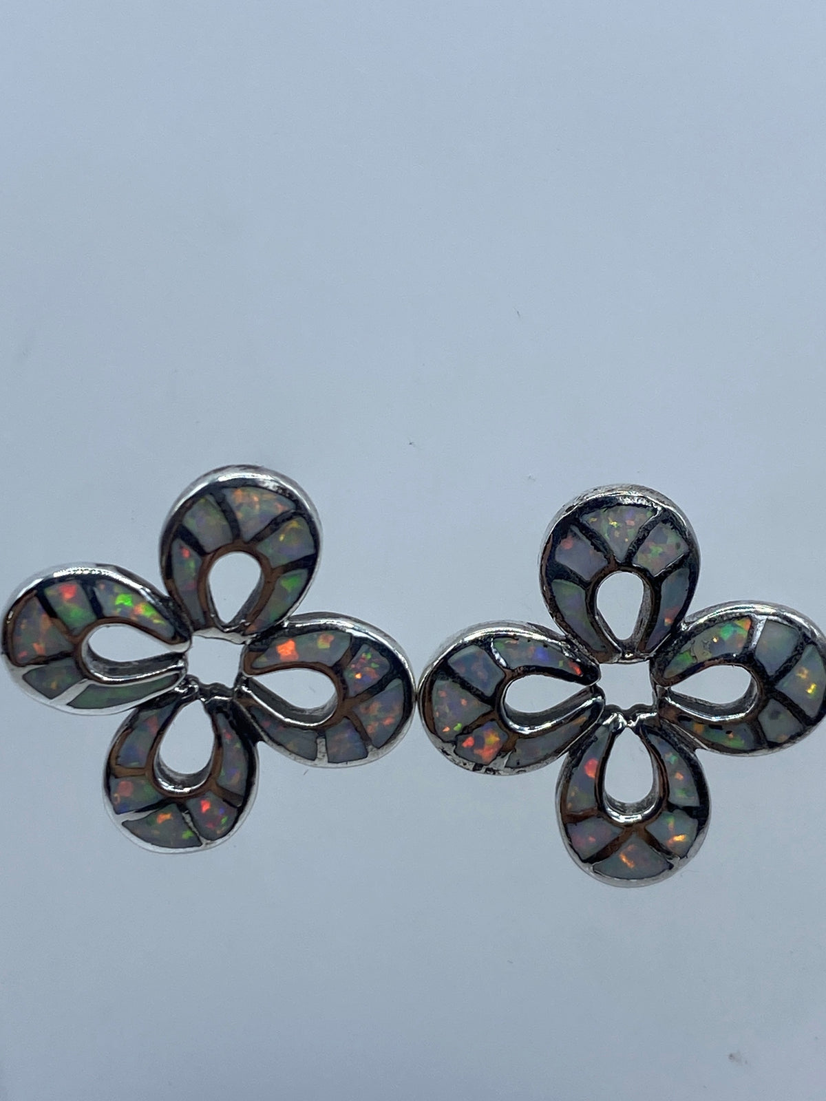 Aretes de plata 925 sobre regla métrica mostrando 2.2 cm de largo