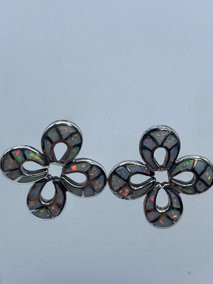 Aretes de plata 925 sobre regla métrica mostrando 2.2 cm de largo