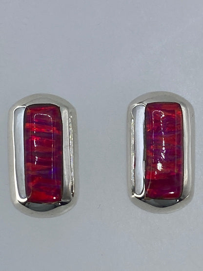 Par de aretes de plata 925 con ópalo de fuego rosa, sobre fondo blanco