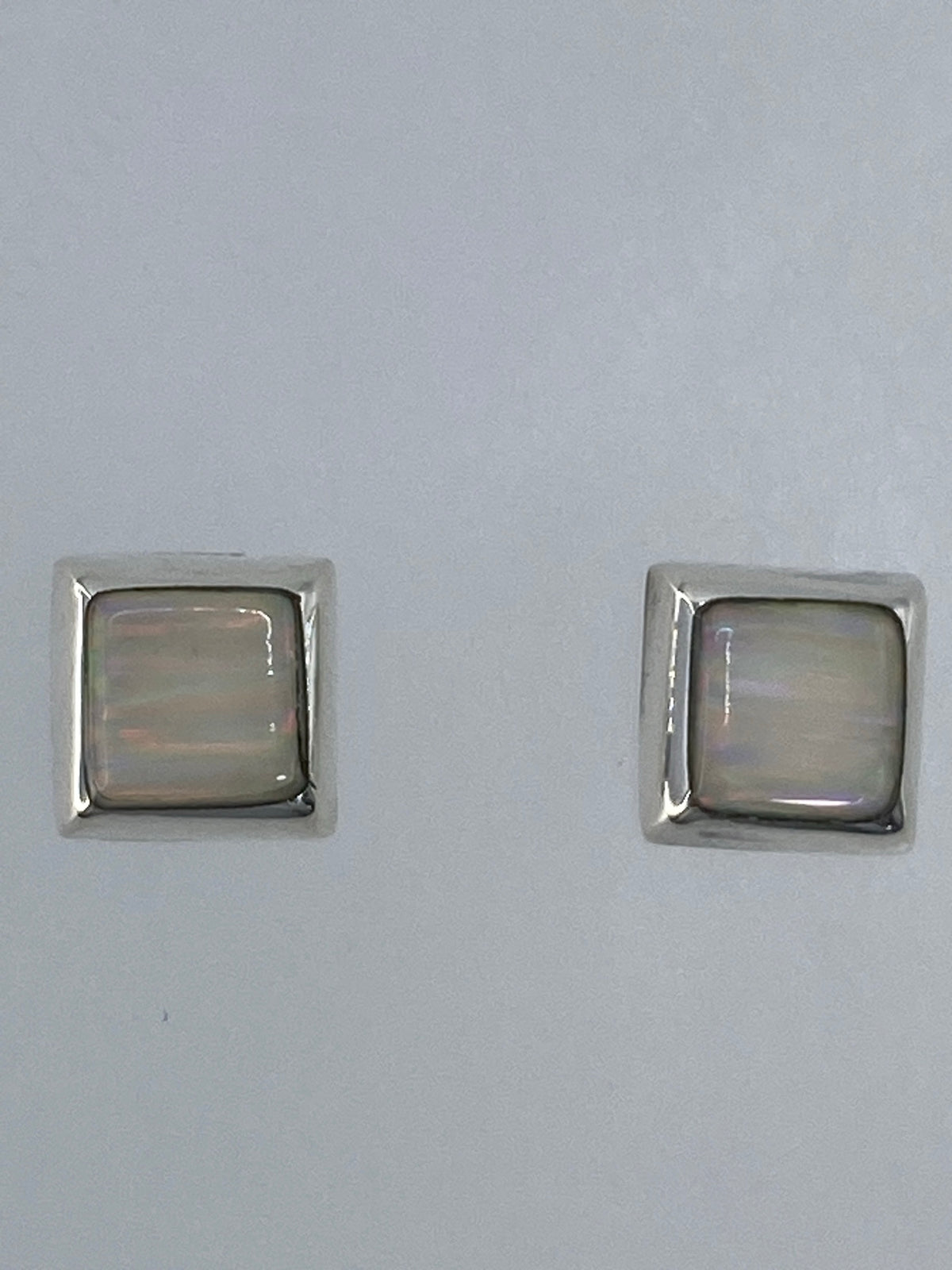 Aretes en la mano para escala — 1.2 cm de largo, pequeños y delicados