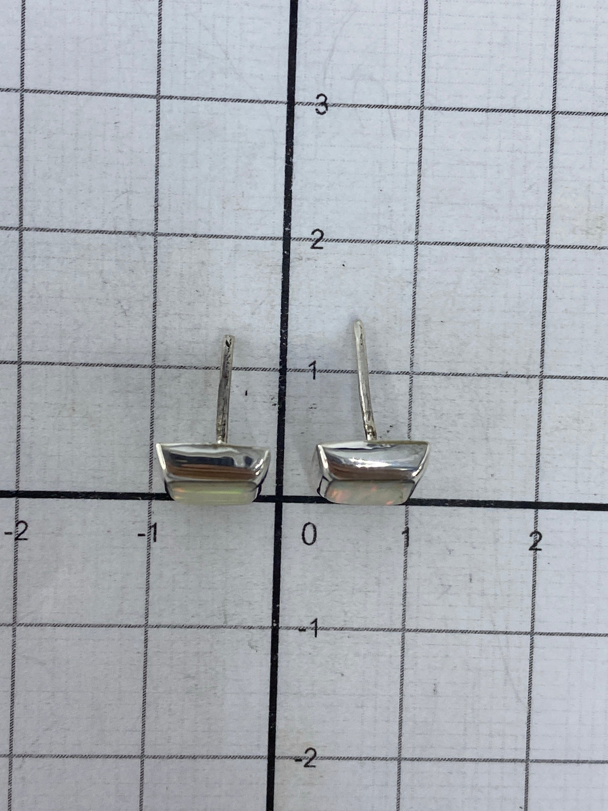 Dorso de los aretes mostrando el Quinto 925 grabado en la plata