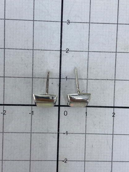 Dorso de los aretes mostrando el Quinto 925 grabado en la plata