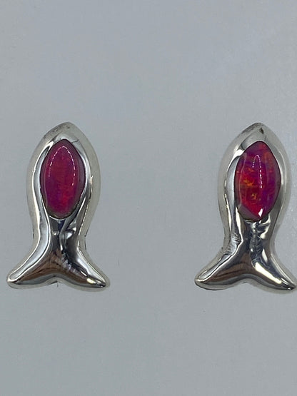 Par de aretes de plata 925 con ópalo de fuego rosa engastado, colgados sobre fondo blanco