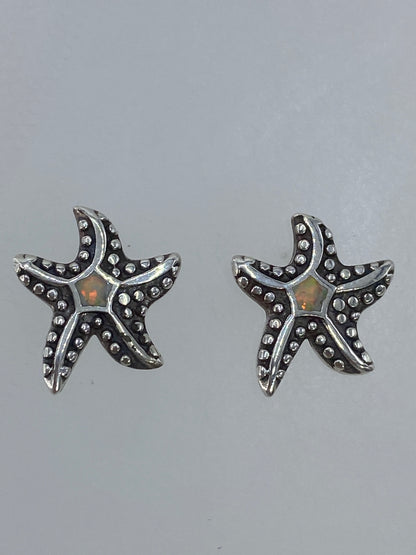 Par de aretes de plata con forma de estrella marina y ópalo de fuego multicolor