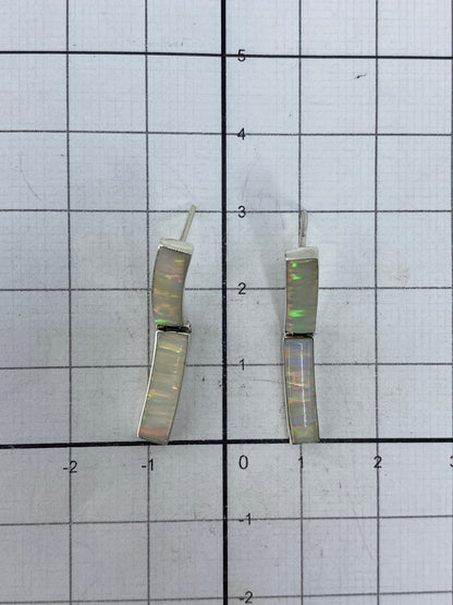 Aretes con cierre de poste en plata, vista frontal con el Quinto 925 visible
