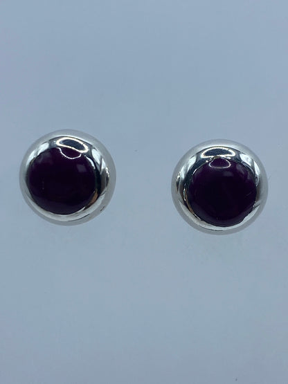 Par de aretes de plata con piedra morada redonda engastada a mano