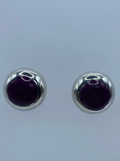 Aretes vistos de frente mostrando el brillo de la piedra morada
