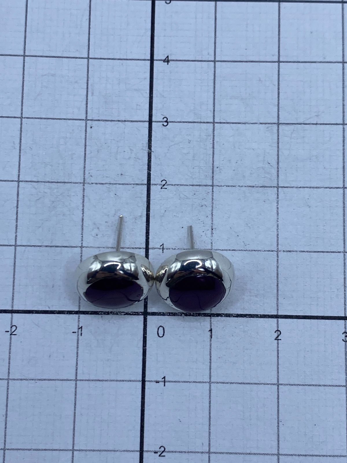 Aretes sobre medidor de centímetros, largo 1.5 cm