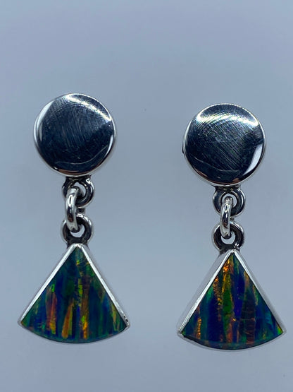 Par de aretes de plata 950 con ópalo de fuego multicolor en forma de cono, luz natural