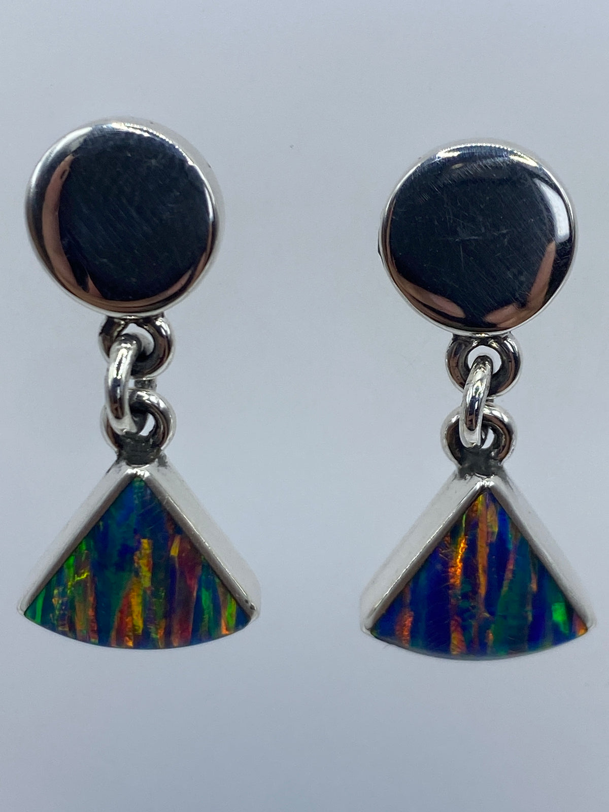 Detalle del engaste a mano del ópalo de fuego en plata 950