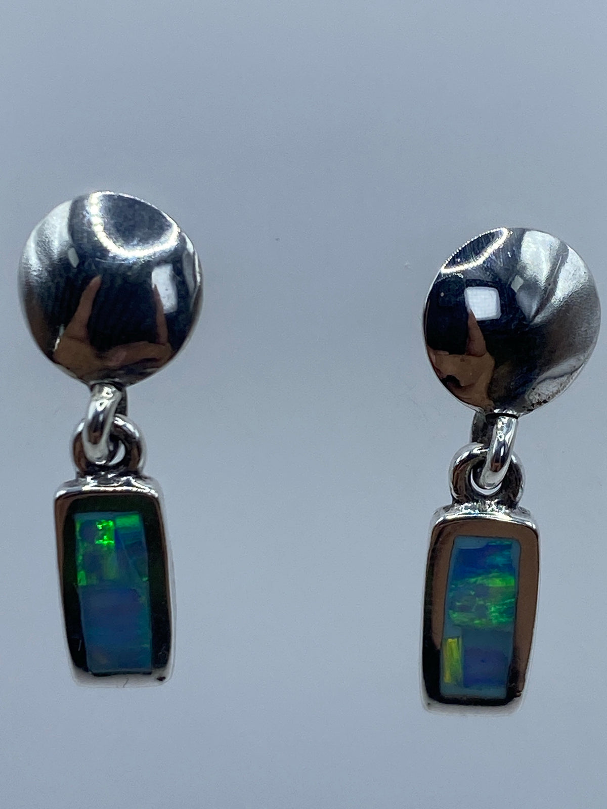 Detalle del engaste a mano del ópalo de fuego en tonos azul cielo