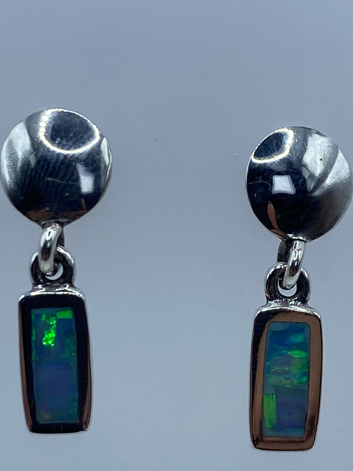 Aretes de plata 950 con cierre de mariposa, vista frontal