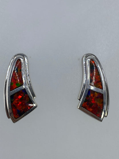 Par de aretes de plata con ópalo de fuego multicolor en tonos rojos, verdes y azules