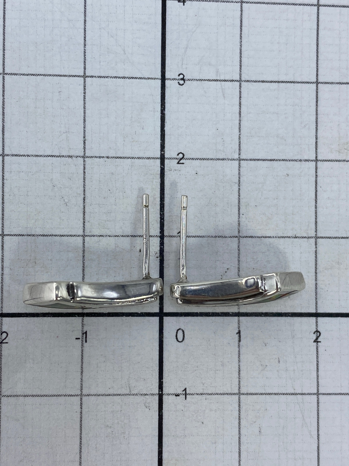 Aretes sobre fondo blanco demostrando el tamaño de 1.7 cm
