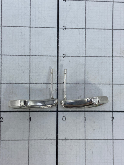 Aretes sobre fondo blanco demostrando el tamaño de 1.7 cm