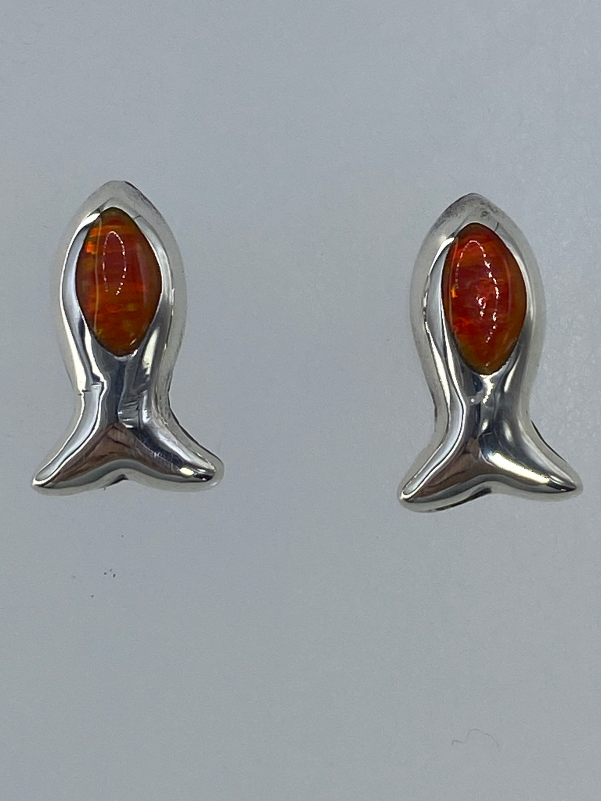 Par de aretes de plata con Ópalo de Fuego naranja brillante, vistos de frente