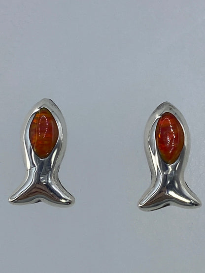 Aretes en escala con regla centimétrica, mostrando su tamaño delicado de 1.3 cm