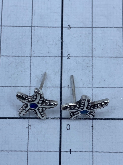 Aretes sobre escala de medición mostrando el tamaño de 1.2 cm