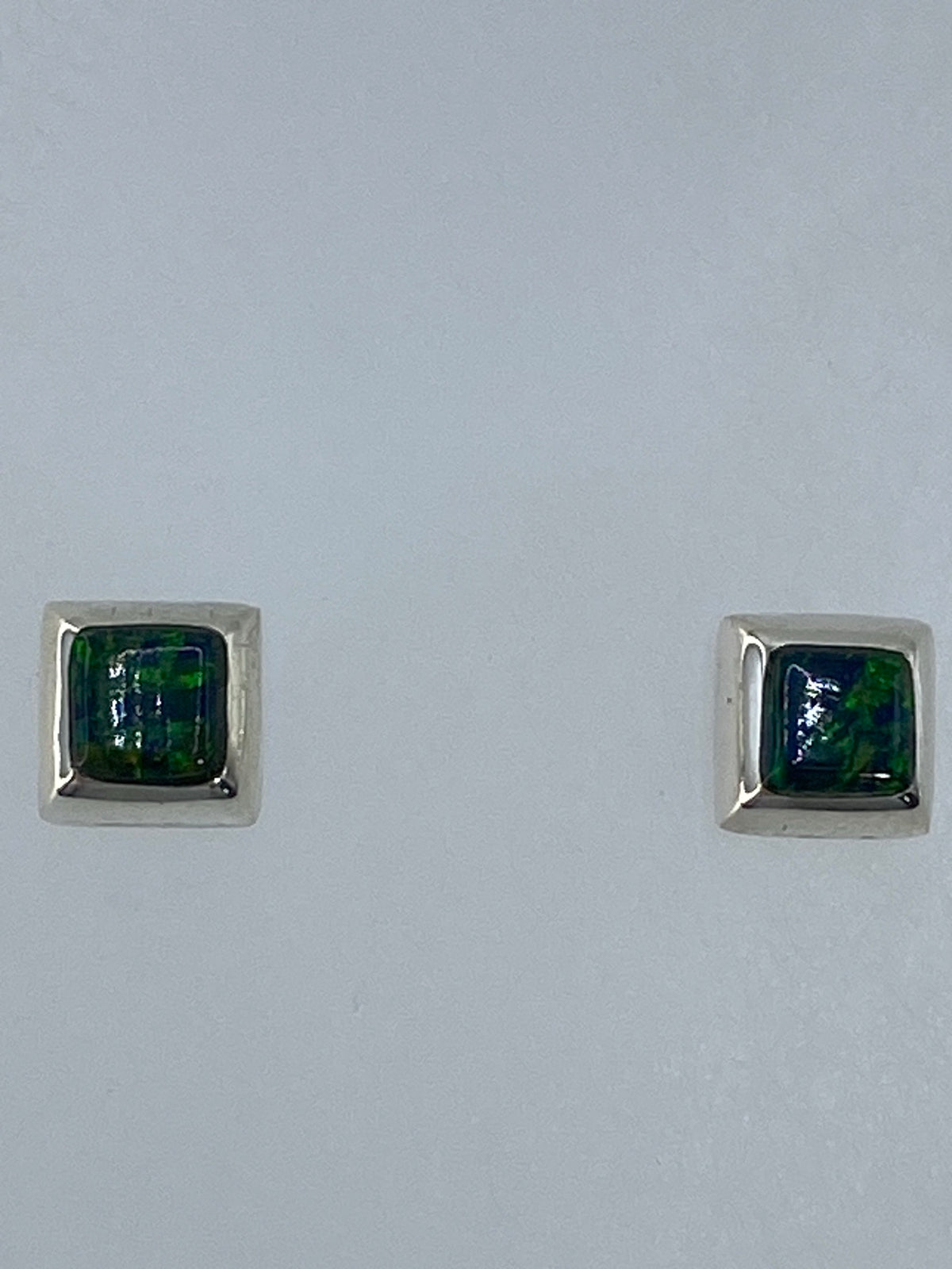 Aretes sobre fondo blanco con sello 925 visible