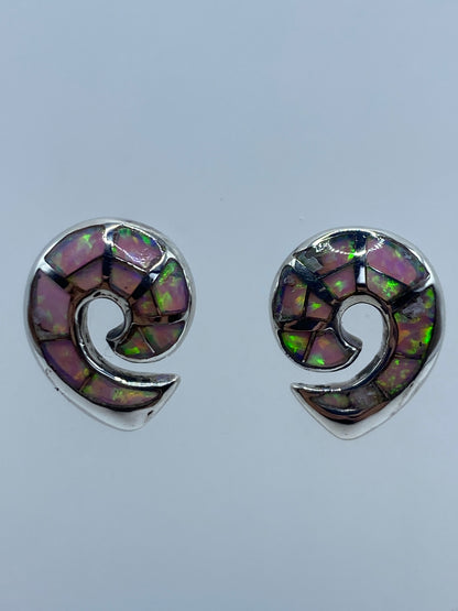 Par de aretes de plata con Ópalo de Fuego rosa, sobre superficie clara
