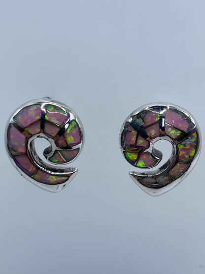 Detalle del Ópalo de Fuego mostrando el tono rosa y juego de luz