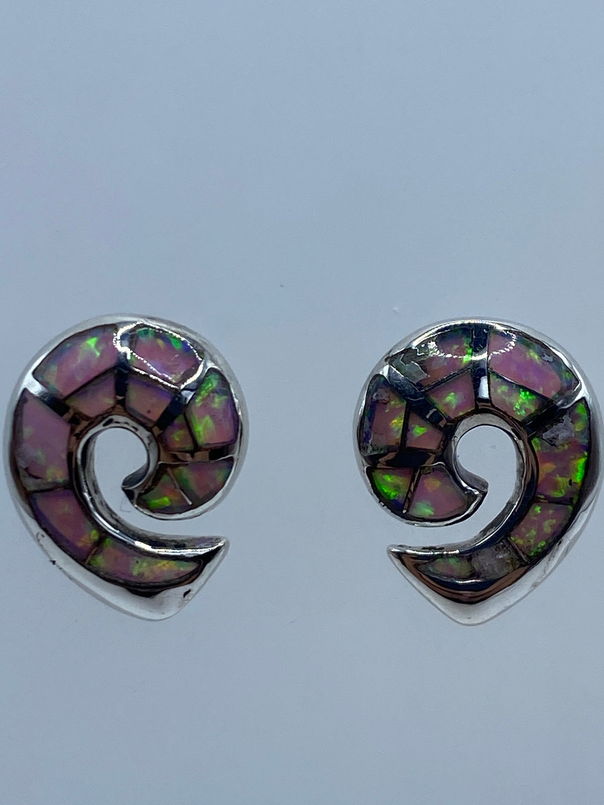 Aretes de frente mostrando simetría y tamaño (1.7 cm)
