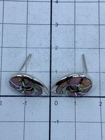 Aretes sobre fondo gris mostrando el Quinto 925 grabado