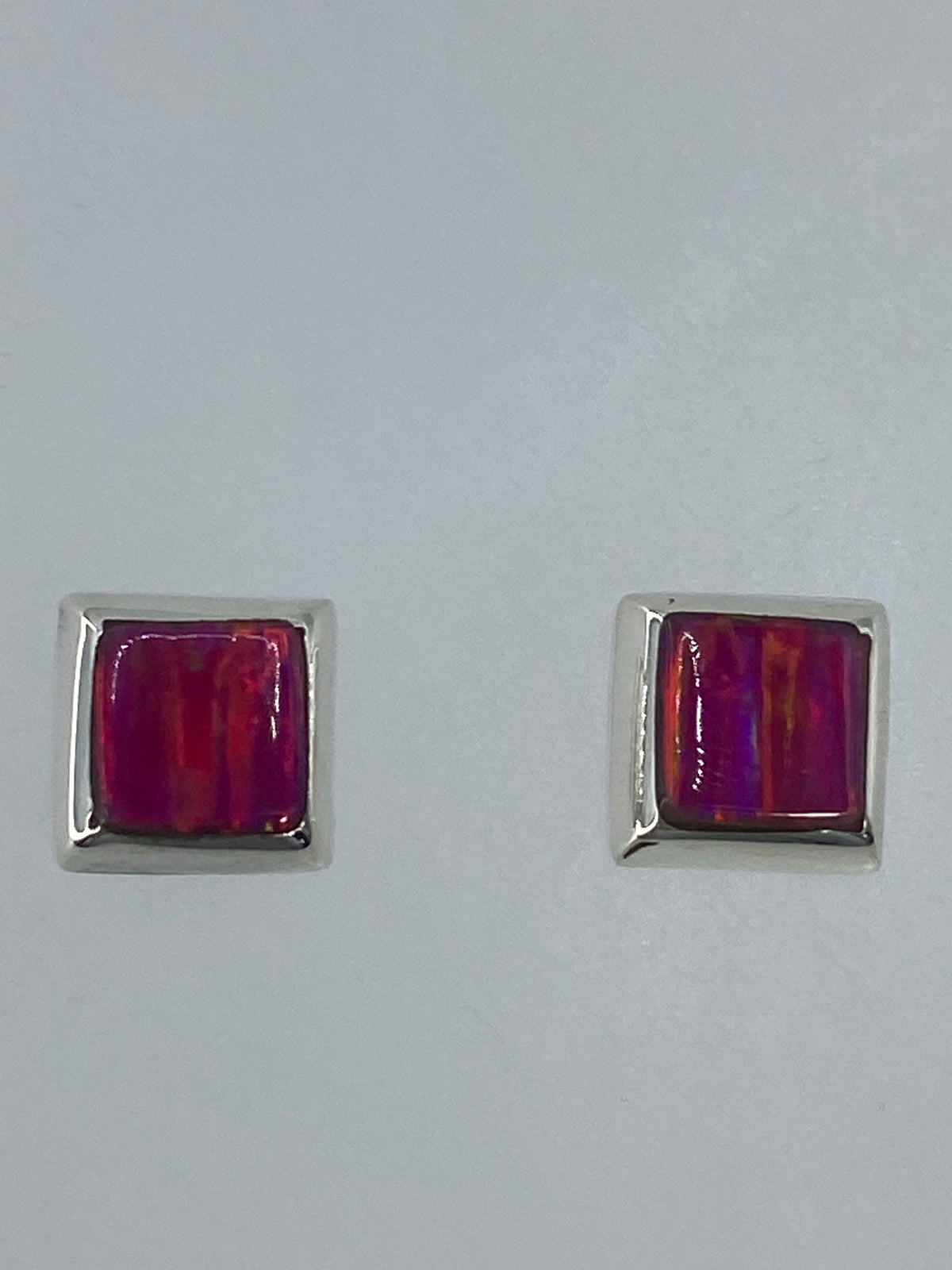 Par de aretes de plata con ópalo de fuego rosa, tamaño pequeño y delicado