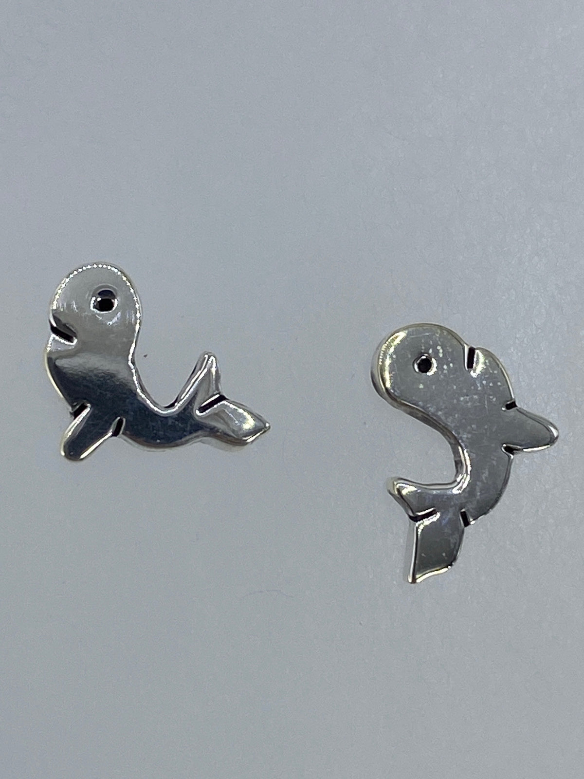 Par de aretes de plata cartoneado minimalista, vista frontal