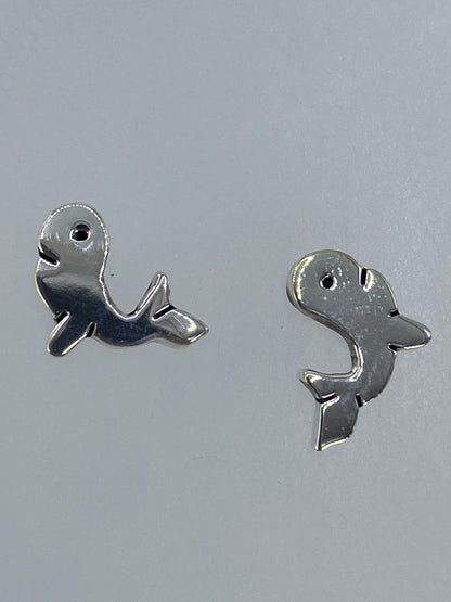 Par de aretes de plata cartoneado minimalista, vista frontal