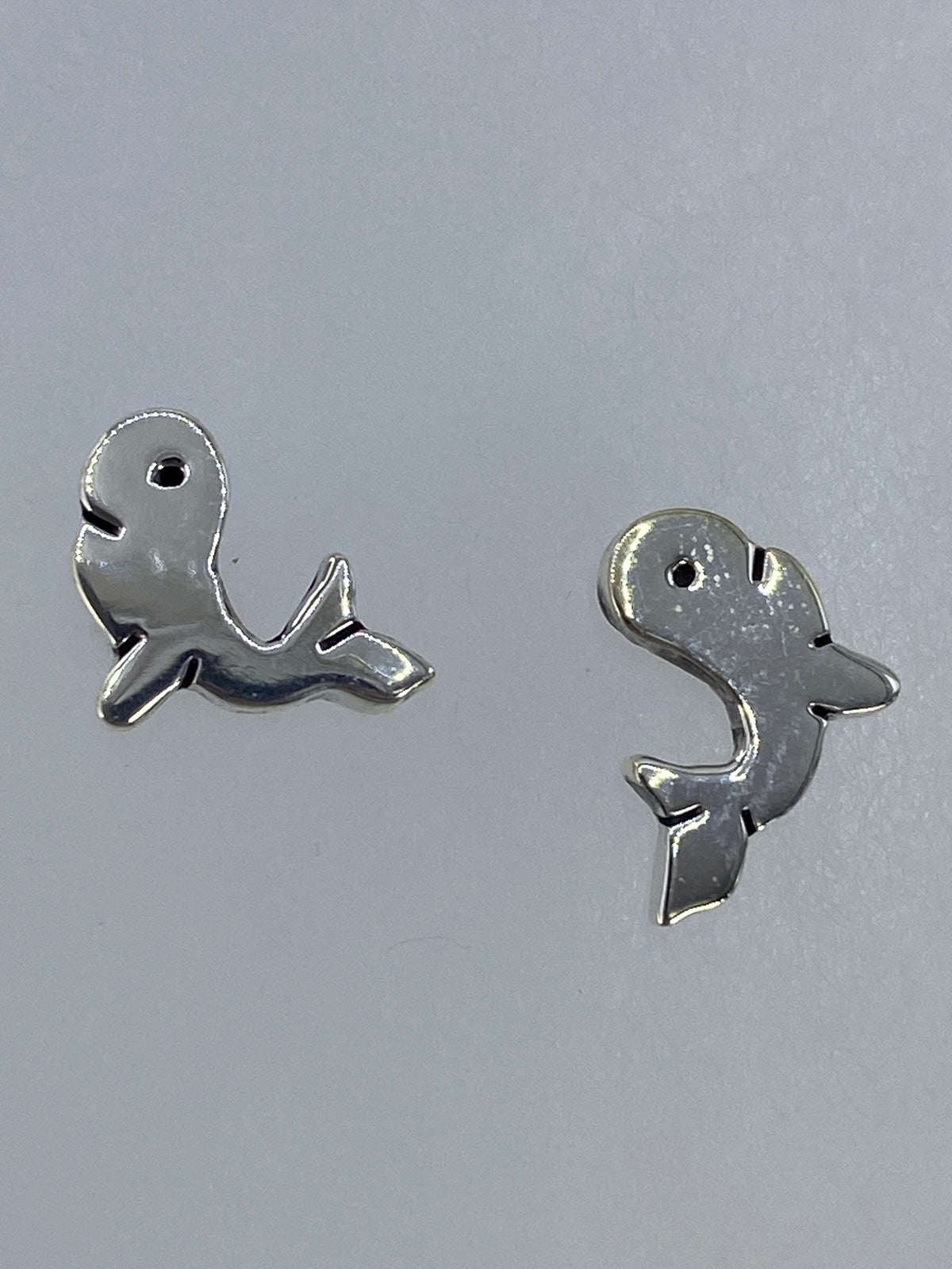 Aretes en la palma de la mano mostrando su tamaño discreto