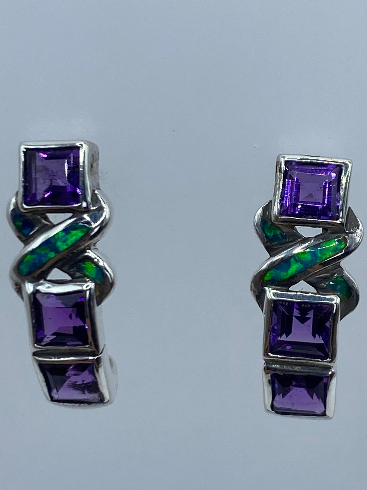 Detalle frontal de arete de ópalo azul en engaste de plata — vista del cuadro de piedra