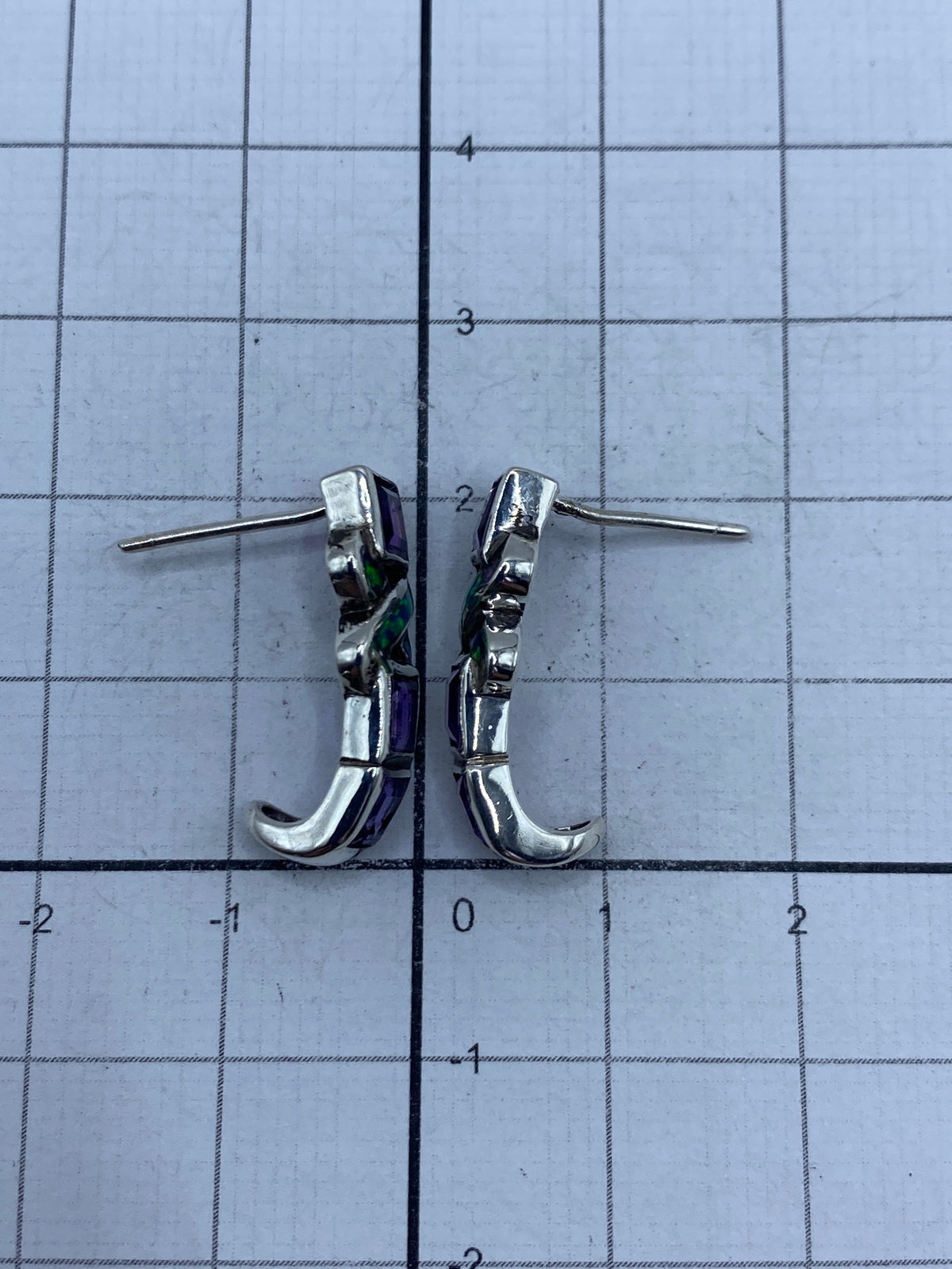 Ambos aretes con el Quinto 925 visible en la base de plata
