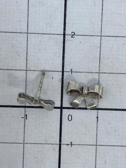 Aretes sobre escala de peso mostrando 0.55 gramos el par
