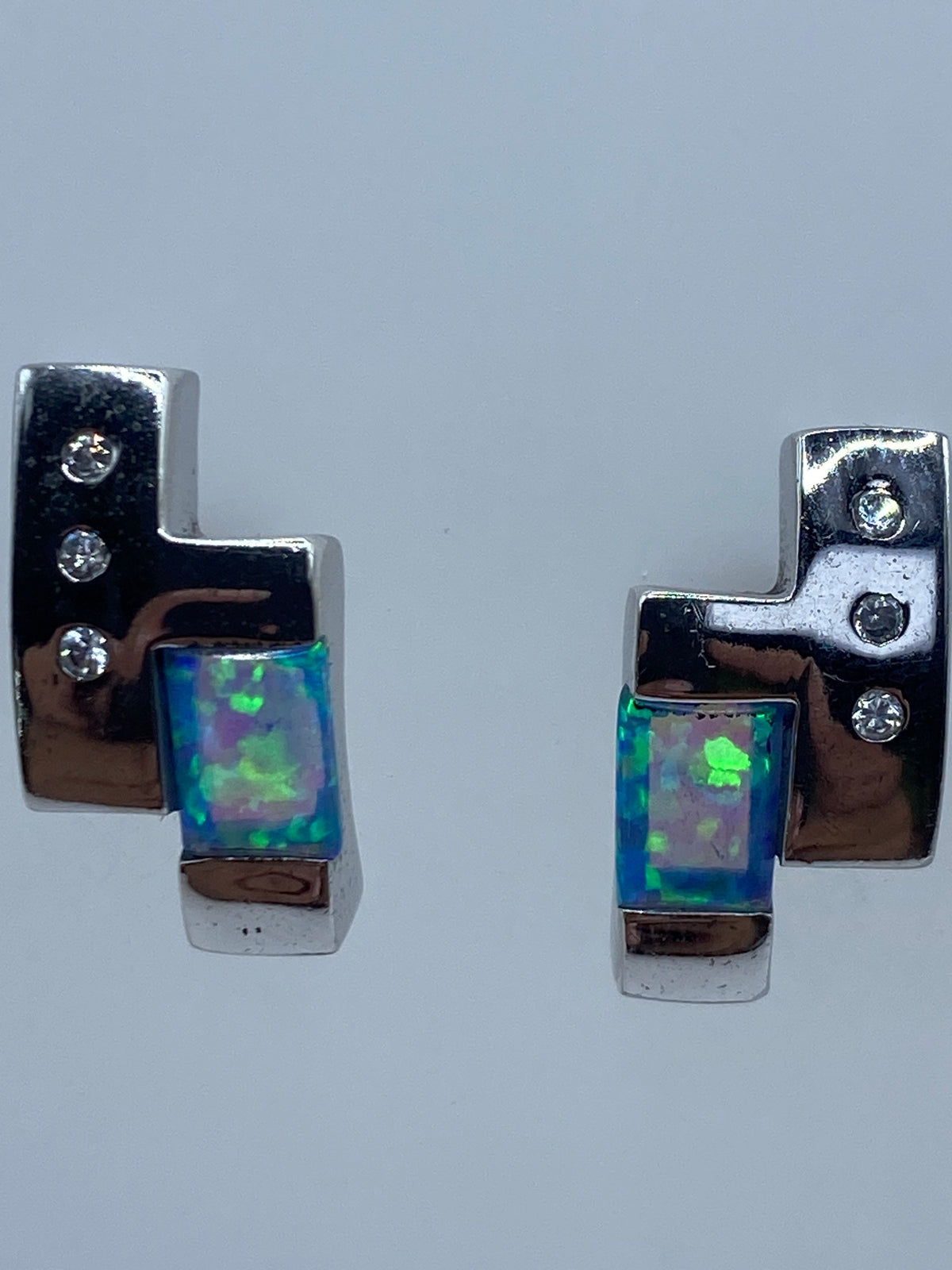 Detalle de la piedra con juego de luz azul y verde fluorescente