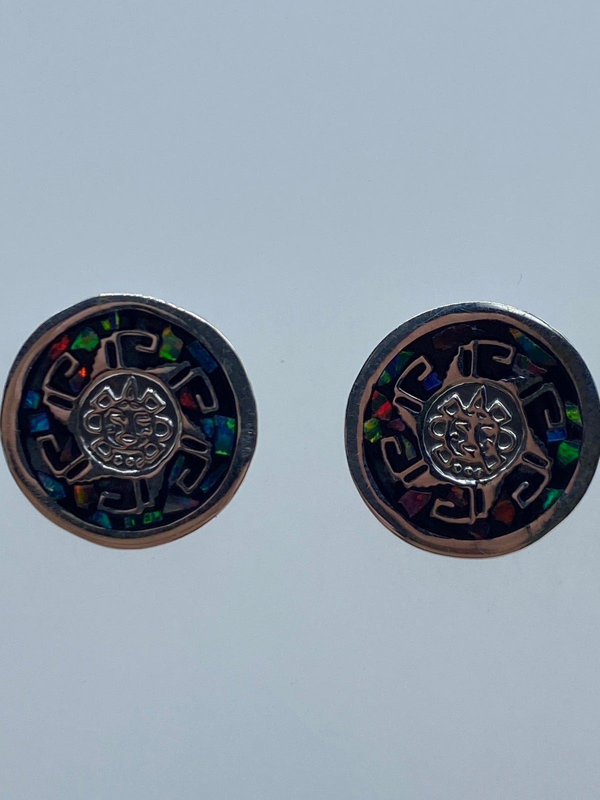 Aretes sobre escala de medición mostrando el largo de 1.3 cm