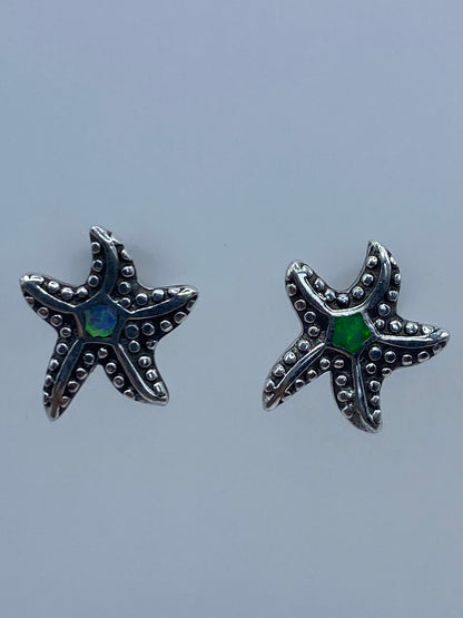 Par de aretes de plata en forma de estrella marina con ópalo de fuego multicolor