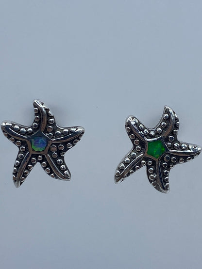Detalle del ópalo de fuego engastado a mano en aretes de plata 925 Taxco