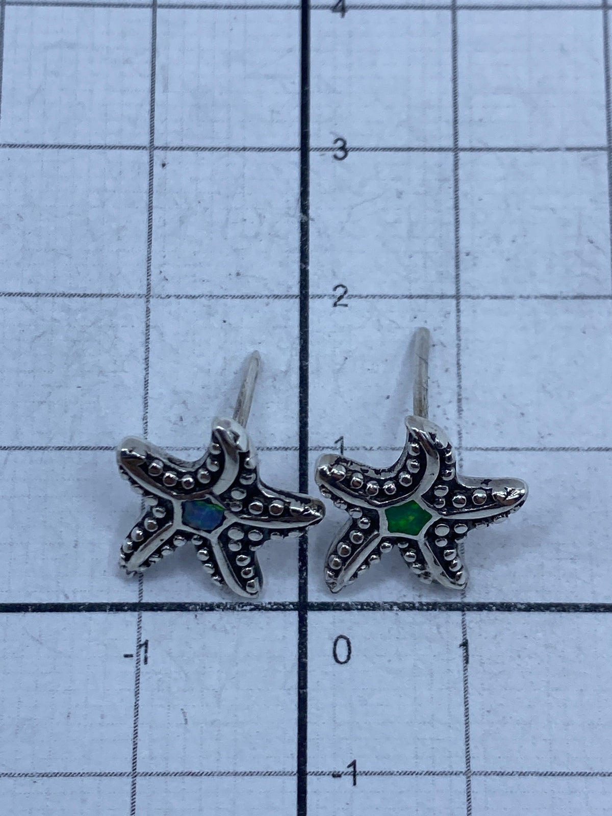Aretes de plata sobre medidor de centímetros: largo 1.8 cm