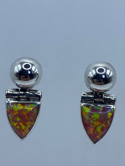 Par de aretes de plata 950 con ópalo de fuego rosa brillante, vista frontal