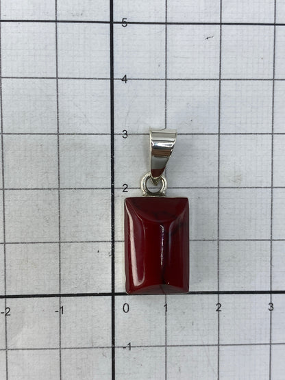 Dije sobre regla de centímetros mostrando largo de 3 cm sin cadena