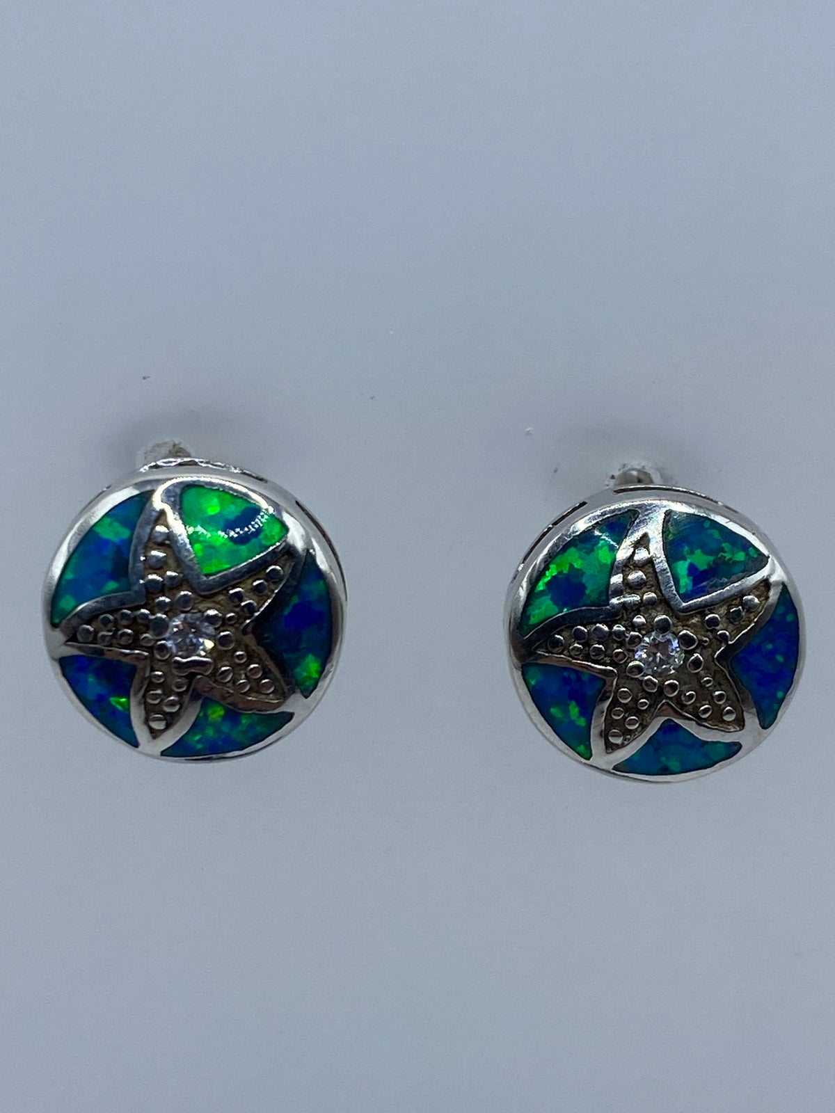 Par de aretes de plata 925 con ópalo de fuego azul, engastados a mano en Taxco