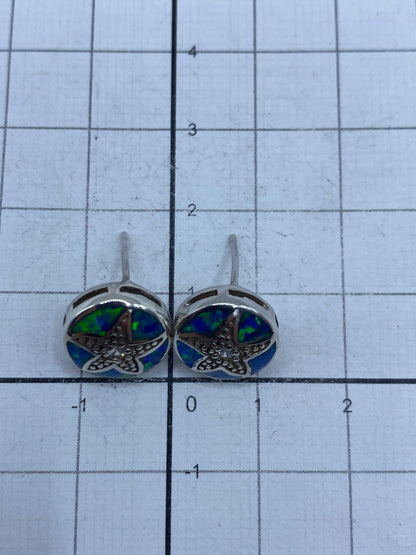 Aretes sobre fondo blanco mostrando el Quinto 925 en la base