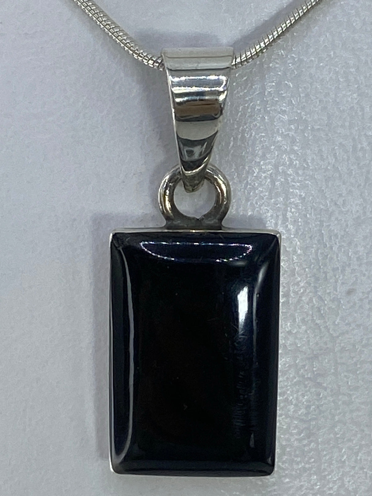 Dije de plata 950 con ónix negro rectangular en cadena plateada