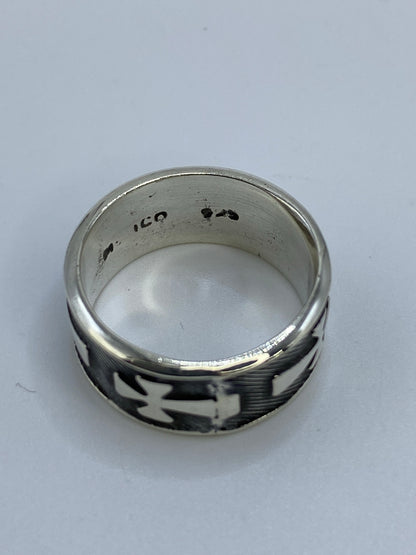 Anillo en dedo mostrando el pulido y la marca 925 del Quinto
