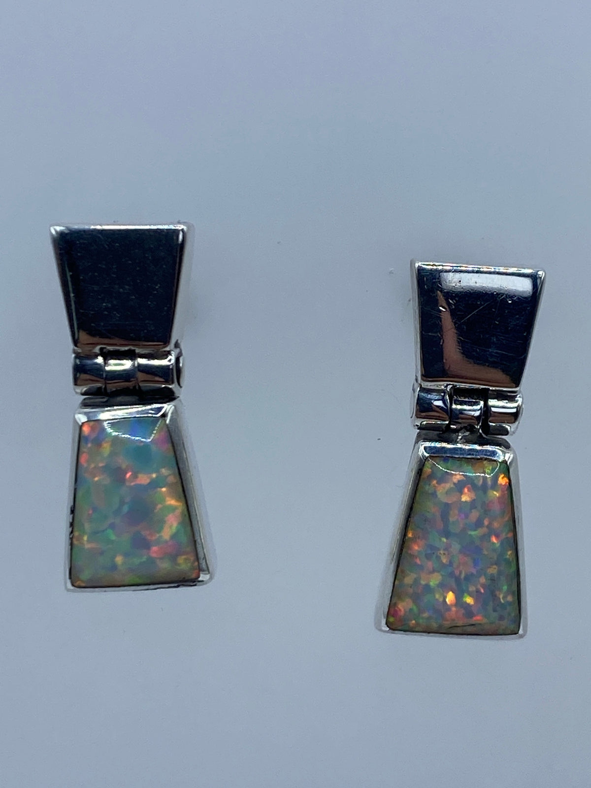 Par de aretes de plata 950 con ópalo de fuego multicolor en cuadrados minimalistas
