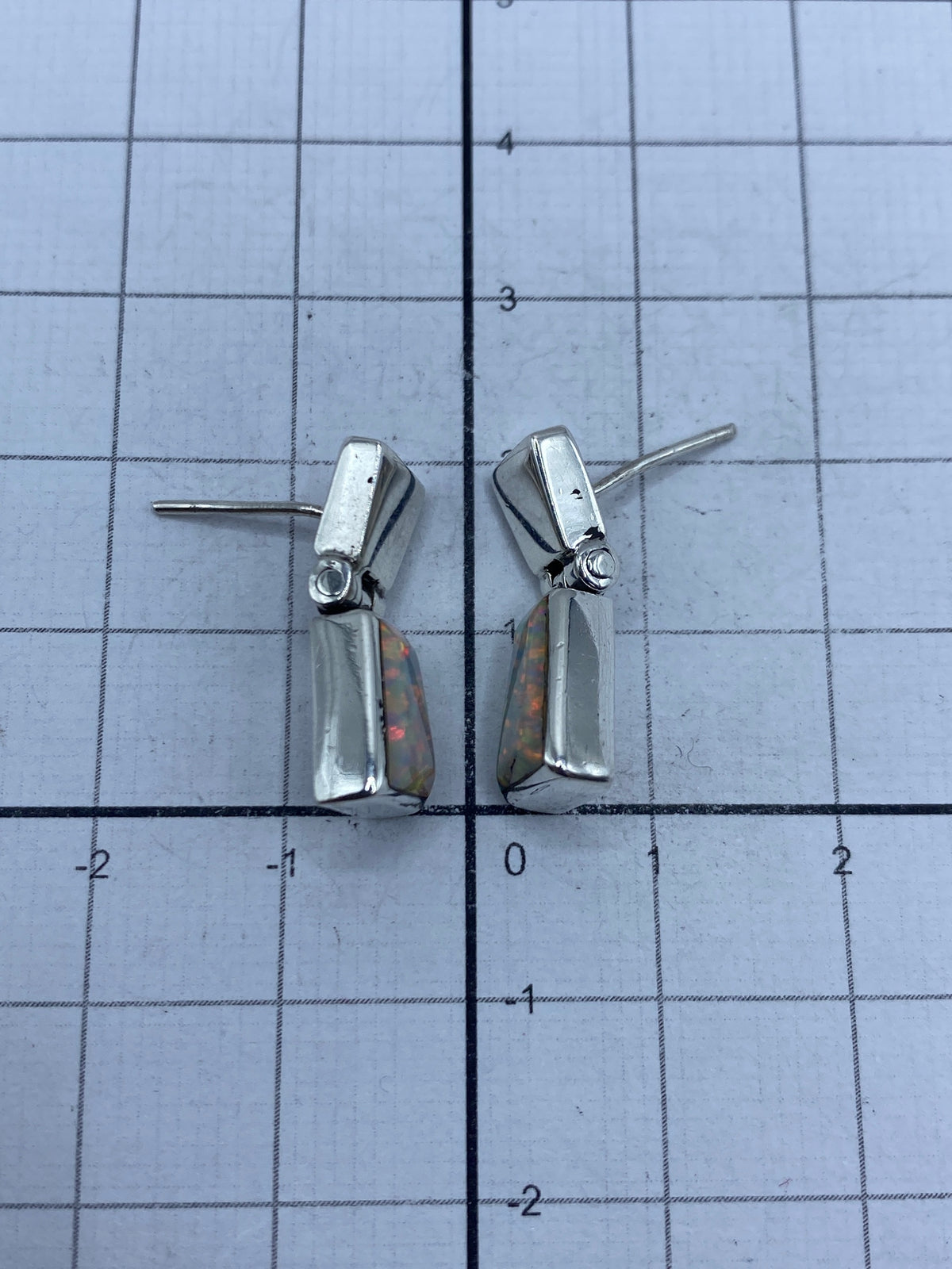 Aretes sobre fondo blanco con el Quinto de plata 950 visible
