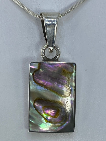 Dije de plata 950 con incrustación multicolor de 3 cm colgando de cadena serpentina